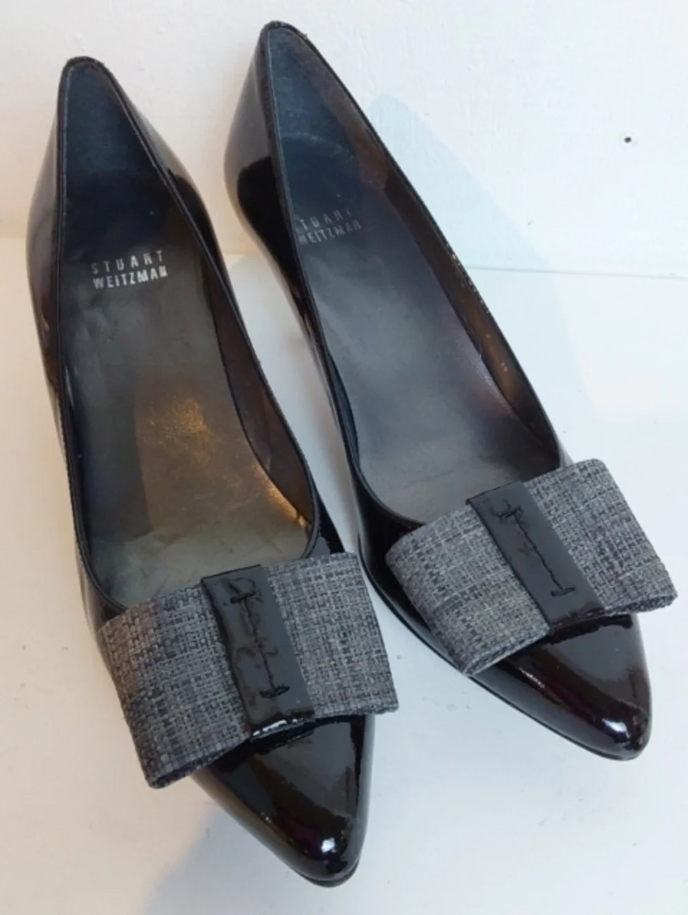 Stuart Weitzman| Black Patent Pointed Heels with Gray Bow Accent Toe Sz. 7